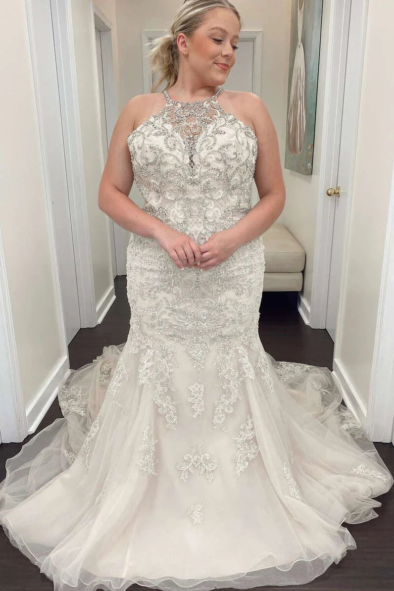Vestido de novia largo de corte trompeta con cuello halter y cuentas, con cola